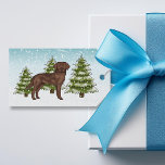 Christmas Labrador Retriever Blue Snowy Christmas Cadeaulabel<br><div class="desc">Destei's originele cartoon illustratie van een schattige chocoladebruine Labrador Retriever fokhond. De hond wordt geplaatst in een winterscène met drie groene sparren en vallende sneeuw. De achtergrond is een blauw tot wit verloop, waardoor het ontwerp er die koude winterdag uitziet. Er is ook een gepersonaliseerd tekstgebied aan de andere kant...</div>