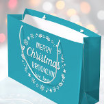 Christmas Love Santa Aangepaste naam Blauwgroen Groot Cadeauzakje<br><div class="desc">Creëer je eigen 'Love,  Santa' geschenktas met dit leuke en feestelijke ontwerp. Een stijlvolle sjabloon,  gepersonaliseerd met de naam van de ontvanger en met een geïllustreerde rand met sneeuwvlokken,  hulst,  kerstkousen en sterren. Een unieke manier om een cadeau te geven aan een speciaal iemand! Kleuren: blauw-groen blauwgroen en wit.</div>