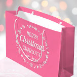 Christmas Love Santa Custom Name Pink Groot Cadeauzakje<br><div class="desc">Creëer je eigen 'Love,  Santa' geschenktas met dit leuke en feestelijke ontwerp. Een stijlvolle sjabloon,  gepersonaliseerd met de naam van de ontvanger en met een geïllustreerde rand met sneeuwvlokken,  hulst,  kerstkousen en sterren. Een unieke manier om een cadeau te geven aan een speciaal iemand! Kleuren: roze en wit.</div>