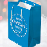 Christmas Love Santa Gepersonaliseerde naam Blauw Medium Cadeauzakje<br><div class="desc">Creëer je eigen 'Love,  Santa' cadeautas met dit leuke en feestelijke ontwerp! Een stijlvolle sjabloon,  gepersonaliseerd met de naam van de ontvanger en met een geïllustreerde rand met sneeuwvlokken,  hulst,  kerstkousen en sterren. Een unieke manier om een cadeau te geven aan een speciaal iemand! Kleuren: blauw en wit.</div>