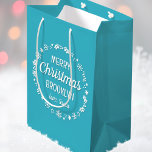 Christmas Love Santa Gepersonaliseerde naam Blauwg Medium Cadeauzakje<br><div class="desc">Creëer je eigen 'Love,  Santa' cadeautas met dit leuke en feestelijke ontwerp! Een stijlvolle sjabloon,  gepersonaliseerd met de naam van de ontvanger en met een geïllustreerde rand met sneeuwvlokken,  hulst,  kerstkousen en sterren. Een unieke manier om een cadeau te geven aan een speciaal iemand! Kleuren: blauw-groen blauwgroen en wit.</div>