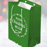 Christmas Love Santa Gepersonaliseerde naam Groen Medium Cadeauzakje<br><div class="desc">Creëer je eigen 'Love,  Santa' cadeautas met dit leuke en feestelijke ontwerp! Een stijlvolle sjabloon,  gepersonaliseerd met de naam van de ontvanger en met een geïllustreerde rand met sneeuwvlokken,  hulst,  kerstkousen en sterren. Een unieke manier om een cadeau te geven aan een speciaal iemand! Kleuren: groen en wit.</div>