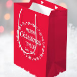 Christmas Love Santa Gepersonaliseerde naam Rood Medium Cadeauzakje<br><div class="desc">Creëer je eigen 'Love,  Santa' cadeautas met dit leuke en feestelijke ontwerp! Een stijlvolle sjabloon,  gepersonaliseerd met de naam van de ontvanger en met een geïllustreerde rand met sneeuwvlokken,  hulst,  kerstkousen en sterren. Een unieke manier om een cadeau te geven aan een speciaal iemand! Kleuren: rood en wit.</div>