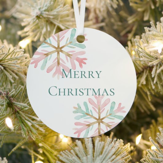Christmas Mint Roze Sneeuwvlokken op Wit Metalen Ornament (Insitu)