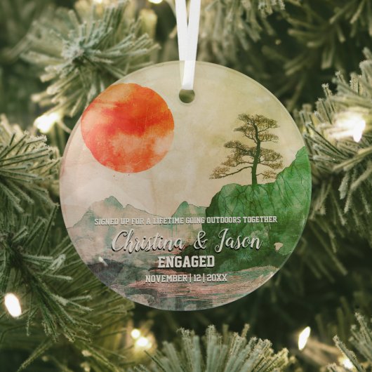 Christmas Mountain Sun Hiking Paar Verloving Glas Ornament (Insitu)