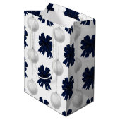 Christmas Navy Bow Velvet Pattern Medium Cadeauzakje (Achterkant Gekanteld)