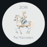 Christmas Nutcracker Horse Waterverf Ronde Sticker<br><div class="desc">Maak uw kerstseizoen onvergetelijk met deze elegante stickers met een notenkrakerpaardenthema. U kunt dit ontwerp personaliseren door te klikken op "Deze sjabloon personaliseren" of als u het lettertype,  de achtergrondkleuren wilt wijzigen of de ontwerpelementen op een andere manier wilt rangschikken,  kunt u klikken op "Bewerken met de ontwerptool".</div>