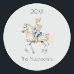 Christmas Nutcracker Horse Waterverf Ronde Sticker<br><div class="desc">Maak uw kerstseizoen onvergetelijk met deze elegante stickers met een notenkrakerpaardenthema. U kunt dit ontwerp personaliseren door te klikken op "Deze sjabloon personaliseren" of als u het lettertype,  de achtergrondkleuren wilt wijzigen of de ontwerpelementen op een andere manier wilt rangschikken,  kunt u klikken op "Bewerken met de ontwerptool".</div>