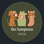 Christmas Pets Green Ronde Sticker<br><div class="desc">Schattigee en feestelijke kerstfavoriet sticker met handgetekende illustratie van katten en honden in het thema vakantie. De achtergrond is groen.</div>