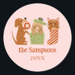 Christmas Pets Pink Ronde Sticker<br><div class="desc">Schattigee en feestelijke kerstfavoriet sticker met handgetekende illustratie van katten en honden in het thema vakantie. De achtergrond is roze.</div>