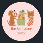 Christmas Pets Pink Ronde Sticker<br><div class="desc">Schattigee en feestelijke kerstfavoriet sticker met handgetekende illustratie van katten en honden in het thema vakantie. De achtergrond is roze.</div>
