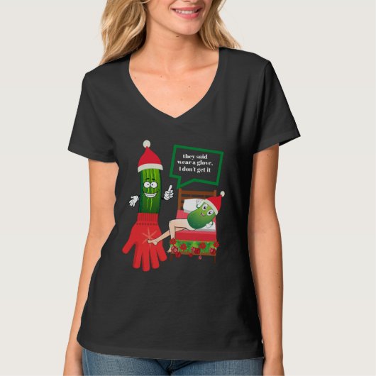 CHRISTMAS PICKLE COUPLE WEARING SANTA HAT & GLOVE T-SHIRT (Voorkant)