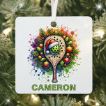 Christmas Pickleball Aangepaste naam Metalen Ornament<br><div class="desc">Vier het vakantieseizoen met ons charmante Pickleball-ornament, ideaal voor fans van de sport! Dit prachtige ontwerp is voorzien van een feestelijke Pickleball met een Santa-hoed, vergezeld van een peddel die een speelse toets toevoegt. De achtergrond toont een prachtige waterverf van dennentakken, hulstbladeren en sprankelende kerstornamenten, waardoor een warme en vrolijke...</div>