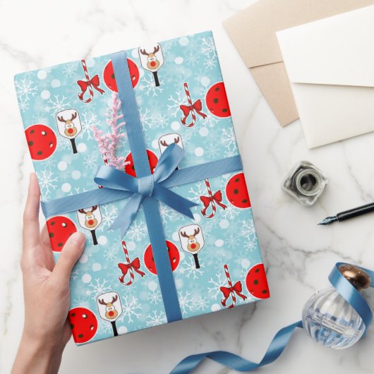 Christmas Pickleball Paddle Joy Snowflakes on Blue Cadeaupapier (Geschenken)