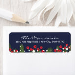 Christmas Pine & Berry Custom Blauw Retouradres Etiket<br><div class="desc">Verstuur uw vakantiekaarten in stijl met deze aangepaste adreslabels met een feestelijke dennentak en bessenrand en uw eigen adres. Leuk en feestelijk maar toch modern en eenvoudig. (Wijzig de achtergrondkleur door te klikken op personaliseren / aanpassen en schuif omlaag naar de kleurkiezer)</div>