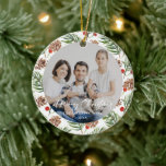 Christmas Pine Cone Familie Foto Ornament<br><div class="desc">Een elegante familie foto vakantie kerst ornament met de boodschap 'Merry Christmas' in een stijlvol script lettertype. Deze decoratie is voorzien van een waterverf dennenappel gebladerspatroon rond de foto aan de voor- en achterkant. Pas met uw familiefoto, naam en jaar aan om een feestelijk hangstuk te creëer om aan uw...</div>
