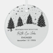 Christmas Pine Tree Beer Skiing Paar Verloving Glas Ornament (Voorkant)