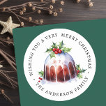 Christmas pudding waterverf familienaam ronde sticker<br><div class="desc">Labels met een prachtig waterverf schilderij van een kerst pudding,  en een aangepaste vakantie groet en jouw naam. Standaardtekst "Ik wens u een heel vrolijk kerstfeest".</div>