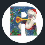 CHRISTMAS R LETTER/SANTA CLAUS BUGLER RONDE STICKER<br><div class="desc">R initiaal Letter-kerstmonogram. Kleurrijk,  wit en artistiek acrylschilderij voor Kerstmis. Santa Claus,  sneeuwwinternacht met bloemige ornamenten,  kat,  rode boog,  groene decoratieve planten,  rode linten,  holbessen,  poppen en speelgoed in de sneeuw door Bulgan Lumini (c) com</div>