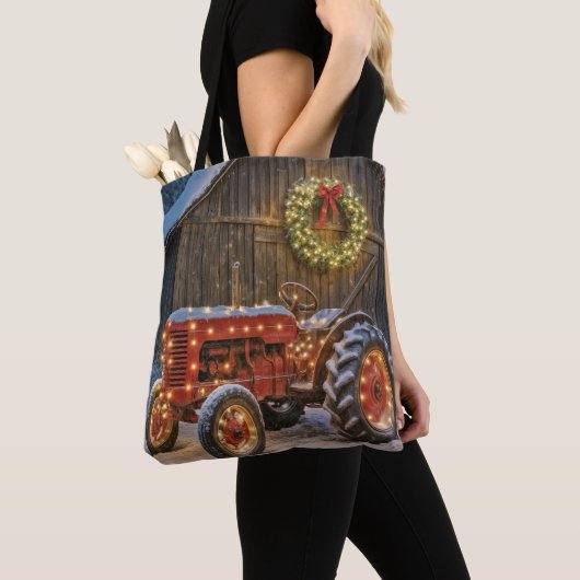 Christmas Red Farm Tractor With Glowing Wreath Tote Bag (Dichtbij)