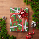 Christmas Roll Starfish in Holly op rood Cadeaupapier<br><div class="desc">Zeesterren en heilig rood kerstinpakpapier op een rol,  met aangepaste lengtes. Een eigentijds design met traditionele vakantiekleuren. Witte zeeen sterren,  groene hulst en rode bessen op een traditionele vakantie rode kleur. Het grote ontwerp is perfect voor het verpakken van geschenken van alle maten.</div>