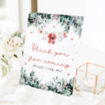 Christmas Santa Baby shower Bedankt voor je komst Reclamebord Met Voetstuk<br><div class="desc">Het Red Santa Gender Neutral Santa Baby Clothes Christmas Santa Baby shower Thank You For Coming Sign is de perfecte manier om uw vakantie-thema baby shower met feestelijke dankbaarheid te beëindigen! Met een felrode achtergrond met delicate sneeuwvlokken, eucalyptusgroen en schattige op de kerstman geïnspireerde babykleding, is dit bord een warm...</div>