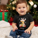 Christmas Santa Gingerbread Alphabet J Boy<br><div class="desc">Haal het hele gezin in de vakantiedrang met ons charmante Christmas Crew T-shirt! Dit feestelijke ontwerp toont gemberbroodletters versierd met kerstmutsen en geweien, wat een speelse vakantievibe uitstraalt. Aan de ene kant heeft een beminnelijke kat of puppy een tas met lekkernijen, terwijl de andere kant een sneeuwman heeft met een...</div>