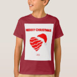 Christmas Santa Heart Boys Maroon Basic T-Shirt<br><div class="desc">Je kunt mijn mooie kersttekening bewonderen die ik 'Kerstman-hart' noem,  van een rood-wit gestreept hart met een kerstmuts op,  met de tekst 'Vrolijk kerstfeest'. Toegevoegd aan dit jongens kastanjebruin basic t shirt,  deze jongens kastanjebruin basic t shirt maakt het perfecte kerstcadeau.</div>