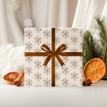 Christmas Snowflake Wrapping Paper | Cadeauverpakk Cadeaupapier<br><div class="desc">Wikkel uw cadeaus in tijdloze vakantiestijl met dit elegante kerstinpakpapier van het Classic Christmas Elegance Collectie. Met een elegant en modern sneeuwvlokpatroon voegt dit inpakpapier een luxe, feestelijke touch toe aan elk geschenk. Perfect voor kerstcadeaus, vakantiefeesten en seizoensgebonden cadeaus, het combineert prachtig met bijpassende kaarten, papieren bekers en servies van...</div>