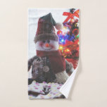 CHRISTMAS SNOWMAN HANDDOEK<br><div class="desc">CHRISTMAS SNOWMAN MET DECORATED CHRISTMAS TREE</div>