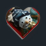 Christmas Snowman (hartvormig) spiraal Notitieboek<br><div class="desc">De feestdagen, speciale dagen en seizoenen van ons leven helpen ons het verstrijken van de tijd te markeren en te volgen, en Design te verzamelen terwijl we tradities, tijd, eten, muziek, geschenken en wenskaarten met elkaar delen. Geen vakantie is meer doordrenkt met traditie, muziek, geschenken, eten en familietijd dan Kerstmis....</div>