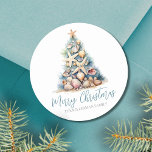 Christmas Tree Beach Ronde Sticker<br><div class="desc">Christmas Tree Beach Classic Ronde Sticker. Verspreid wat strandvakantie juichen met deze unieke ronde sticker met een kerstboom gemaakt van schelpen en zeesterren. De boom, bekroond met een zeester, is ontworpen in kalmerende blauwe en groene tinten, die doen denken aan onderwaterkoraal, en is ingesteld tegen een zandbasis. Deze rustieke sticker...</div>
