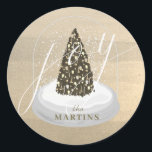 Christmas Tree Snow Wereldbol Gold Joy Holiday Ronde Sticker<br><div class="desc">Deze chique en elegante "joy" kerst- en vakantie-sticker heeft een sneeuwboom met een kerstboom met gouden ornamenten en salie-wereldbollen op een faux gouden achtergrond. Personaliseer het voor uw behoeften. Je kunt bijpassende producten vinden in mijn winkel.</div>