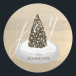 Christmas Tree Snow Wereldbol Gold Joy Holiday Ronde Sticker<br><div class="desc">Deze chique en elegante "joy" kerst- en vakantie-sticker heeft een sneeuwboom met een kerstboom met gouden ornamenten en salie-wereldbollen op een faux gouden achtergrond. Personaliseer het voor uw behoeften. Je kunt bijpassende producten vinden in mijn winkel.</div>