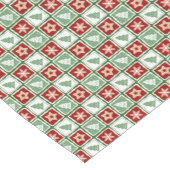 Christmas trees, snowflakes, stars, red, green korte tafelloper (Hoek)