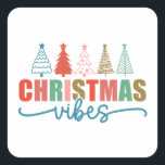 Christmas Vibes - Kleurrijke Vakantiebomen Ontwerp Vierkante Sticker<br><div class="desc">Verspreid de feestelijke sfeer met dit charmante "Christmas Vibes"-ontwerp, met een verscheidenheid aan kleurrijke kerstbomen en gedurfde typografie. Dit ontwerp is ideaal om de feestdagen te vieren en is verkrijgbaar op een breed scala aan Zazzle-producten zoals T-shirts, mokken, canvas tassen en meer. Een prachtige manier om wat vakantiejuichen toe te...</div>