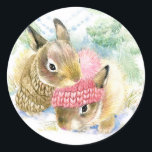 Christmas | Waterverf - WinterbosBunnies Ronde Sticker<br><div class="desc">Kleine wezens van het bos stuiten; deze twee konijnen zijn hier voor de hele winter! Ze zijn samen met schattige petten, doen ze niet gewoon je dag oplichten? Een opvallend waterverf ontwerp met een vakantieoproep. Klassieke kerstgevoelens die worden aangehaald door knuffel kleine konijnenkonijnen die zeker het ijs van de winter...</div>