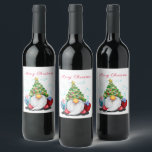 Christmas Wine Label Happy Gnome met Gift Wijn Etiket<br><div class="desc">Wijnlabels met Schattigee Gnome met kerstboom Pet en geschenk - Fun Cartoon Tekening - Kies / Voeg uw unieke tekst / naam / kleur - Maak uw speciale flesetiket / geschenk - Formaat wijzigen en verplaatsen of verwijderen en toevoegen van elementen / tekst met aanpassingstool! Tekenen en ontwerpen door MIGNED....</div>