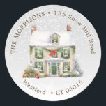 Christmas Winter House retour adreslabel Ronde Sticker<br><div class="desc">Huis in de kersttijd en vallende sneeuw - retour adreslabel. U kunt de tekst aanpassen aan uw wensen</div>