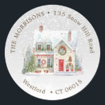 Christmas Winter House retour adreslabel Ronde Sticker<br><div class="desc">Huis in de kersttijd en vallende sneeuw - retour adreslabel. U kunt de tekst aanpassen aan uw wensen</div>