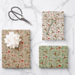 Christmas Woodlands Inpakpapier Vel<br><div class="desc">Dit feestelijke botanische scatterontwerp heeft dennentwijgen,  takken,  bladeren,  bessen,  hulstveren en schattige paddenstoelen,  allemaal in tinten van rood,  groen en bosneutrale tinten.</div>