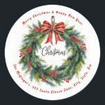Christmas Wreath Return Adres  Ronde Sticker<br><div class="desc">Voeg deze Christmas Wreath Return Address Classic Round Sticker toe aan uw Holiday Christmas Mailings. Deze elegante feestelijke Stickers zijn ontworpen met een feestelijke groene krans met een rode boeg hulst, met vleugjes gouden accenten op een witte achtergrond. De tekst bevat: Vrolijk Kerstfeest en Gelukkig Nieuwjaar, en jouw naam en...</div>