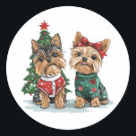 Christmas Yorkie Dogs Ronde Sticker<br><div class="desc">Schattigee illustratie van Yorkshire Terrier Dogs klaar voor Kerstmis. Perfect voor dierenliefhebbers en hondenouders tijdens het vakantieseizoen.</div>