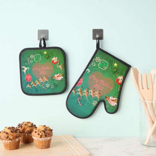 Christmassy Oven Mitt and Pot Holders Ovenwant & Pannenlap Set (Insitu(Ophanging))