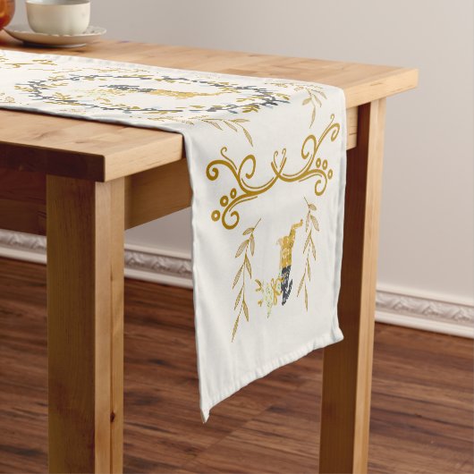 Christmastime Deer with Wreath Yellow Table Runner Korte Tafelloper (Voorbeeld)