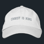 Christus is koning met kruis geborduurde pet<br><div class="desc">Geborduurde Christus is Koning op de voorkant.</div>