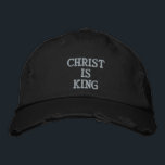 Christus is koning met kruis geborduurde pet<br><div class="desc">Geborduurde Christus is Koning op de voorkant.</div>