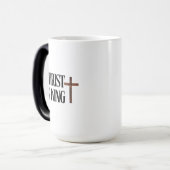 Christus is Koning | Zwarte tekst en bruin hout kr Magische Mok (Voorkant links)