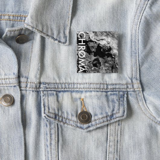 CHRØMA RUST BADGE VIERKANTE BUTTON 5,1 CM (In situ)