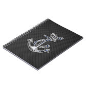 Chrome achtige hellingsanker op koolstofvezel notitieboek (Linkerzijde)